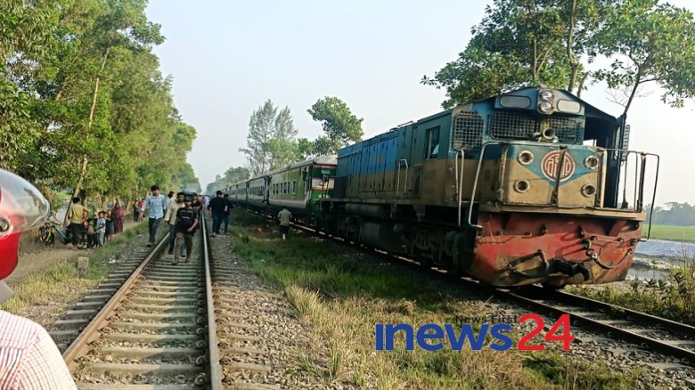 নাঙ্গলকোটে মহানগর এক্সপ্রেস ট্রেনের একটি কোচ লাইনচ্যুত, ৩ ঘন