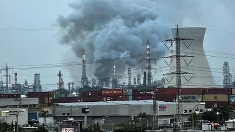 ইরানের ক্ষেপণাস্ত্র হামলায় ইসরাইলের তেল শোধনাগারে অগ্নিকাণ্ড